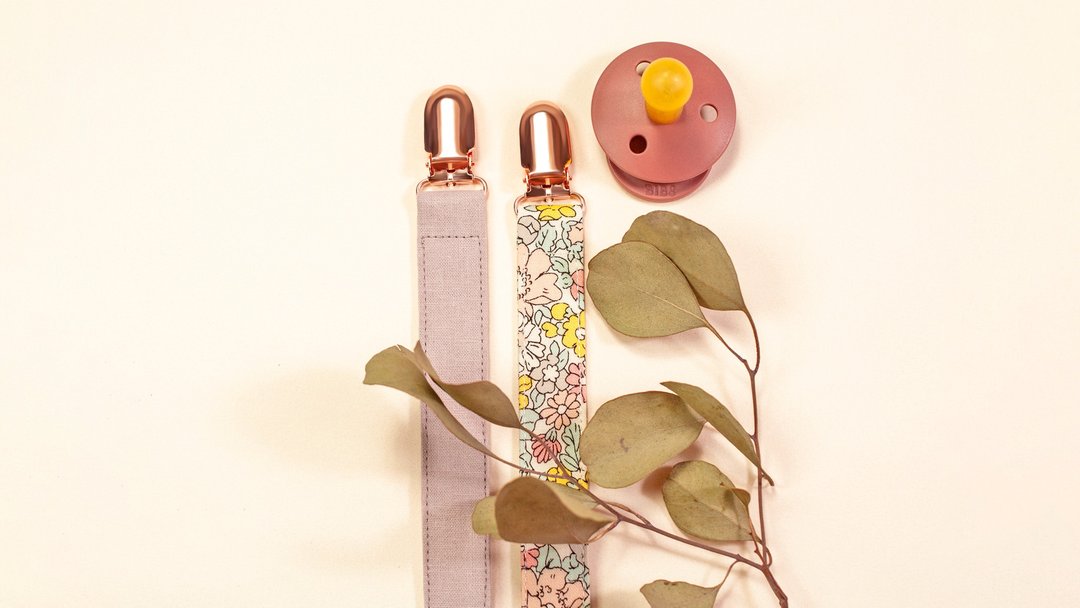 Handmade by Mina 【LIBERTY 系列】粉彩花园奶嘴链 可指定定制化 - 奶瓶/奶嘴 - 棉 多色