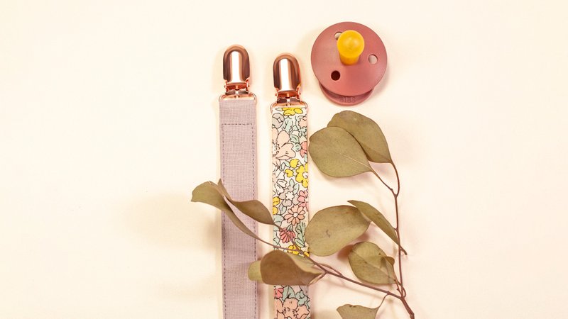 Handmade by Mina 【LIBERTY 系列】粉彩花园奶嘴链 可指定定制化 - 奶瓶/奶嘴 - 棉．麻 多色