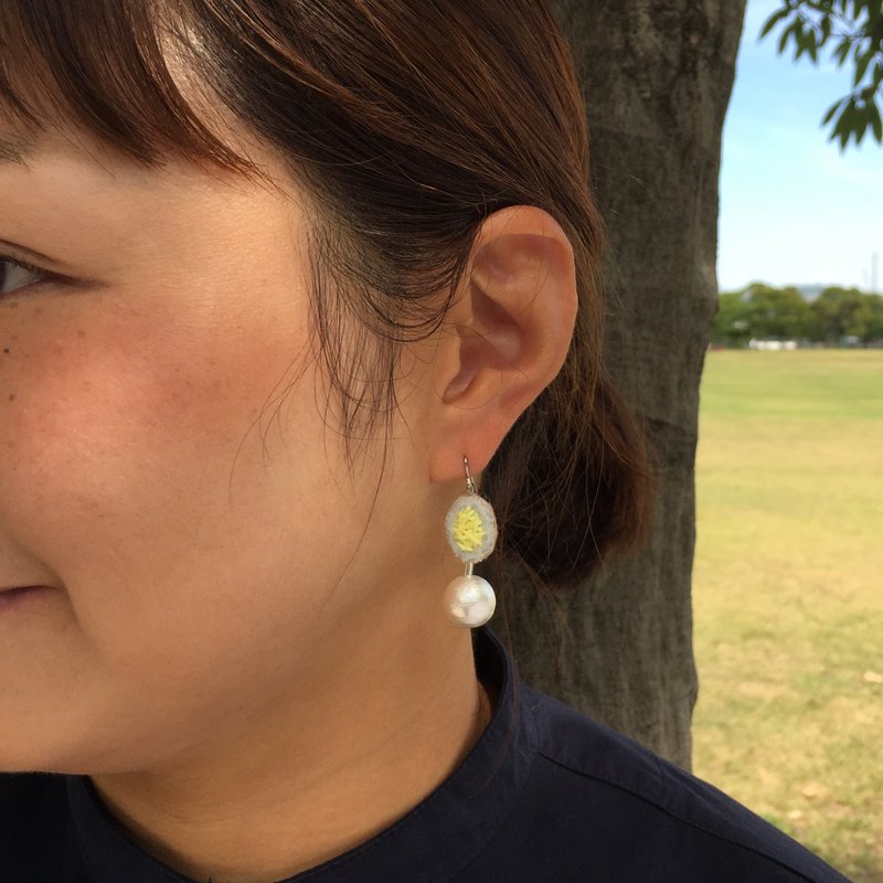 Earring / Pale blue x Light yellow  - 耳环/耳夹 - 绣线 黄色