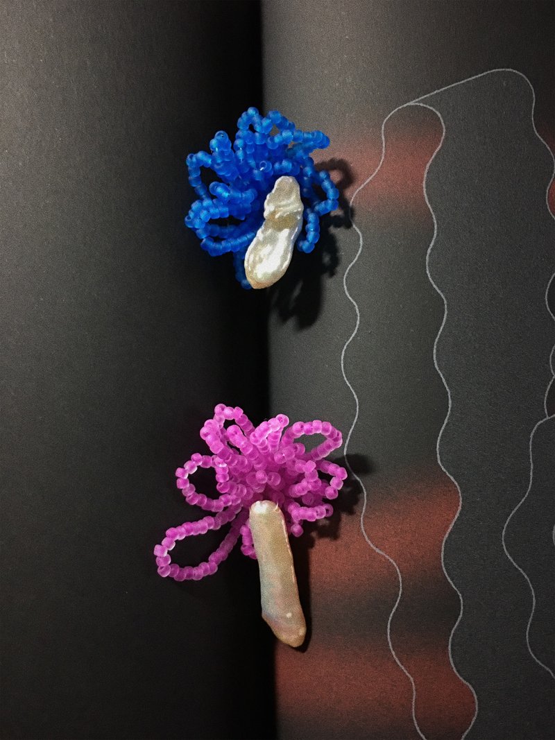 异珍珠花朵耳环 - 耳环/耳夹 - 玻璃 多色