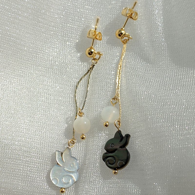 【6 月诞生石×天然贝壳】摇曳的兔子耳饰 - 捎来幸福的天然石系列 - 耳环/耳夹 - 贝壳 黑色