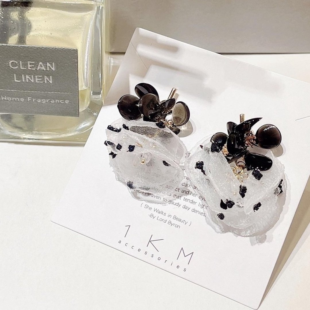 1KM 摇滚甜蜜•布艺树脂黑花耳环 - 耳环/耳夹 - 树脂 