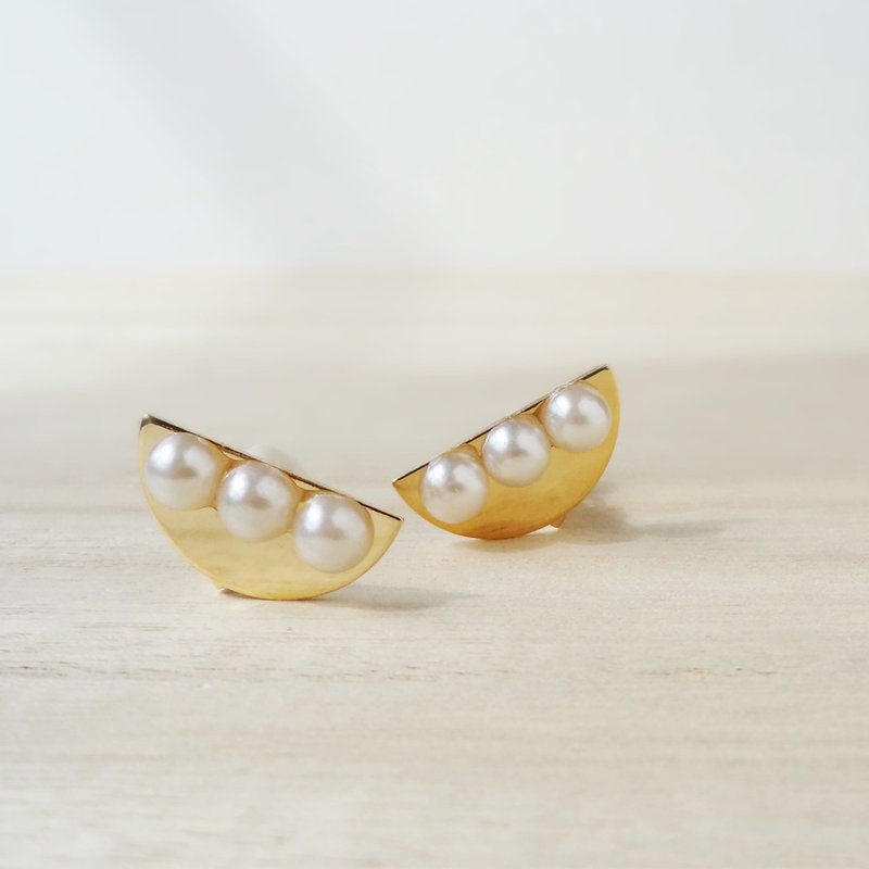 Half Moon with Pearl Earrings - 耳环/耳夹 - 其他金属 金色