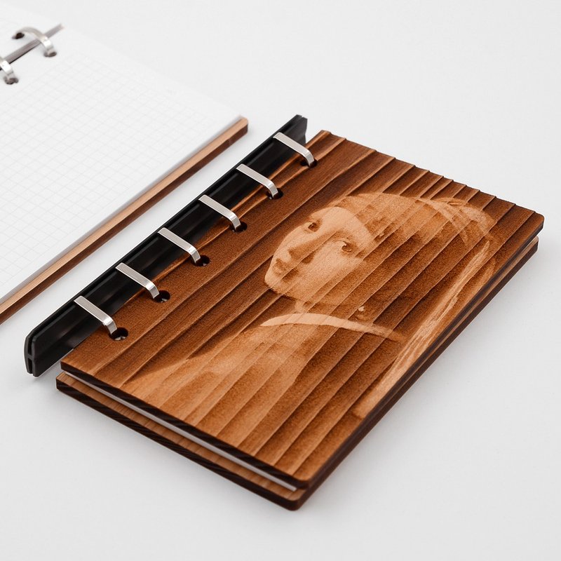 台湾桧木艺术画板活页笔记本-戴珍珠耳环少女|一手掌握书写生活点 - 笔记本/手帐 - 木头 金色