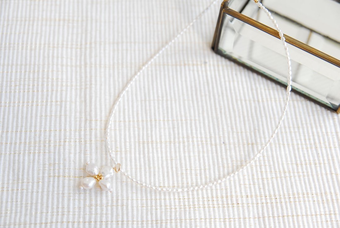 Extra-fine rice pearl flower motif necklace 14kgf - 项链 - 珍珠 白色