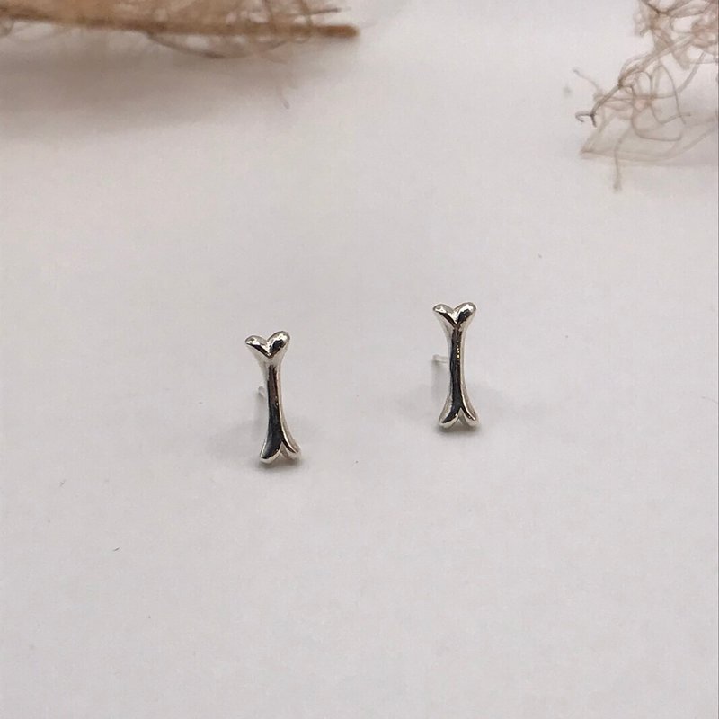 狗骨头贴耳耳环 - 耳环/耳夹 - 纯银 