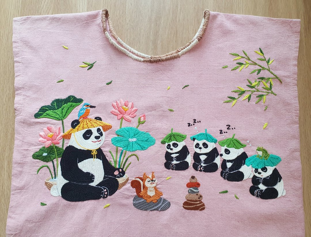 手工刺绣棉质上衣，天然染料，可爱熊猫打坐禅意图案。 - 女装上衣 - 绣线 粉红色