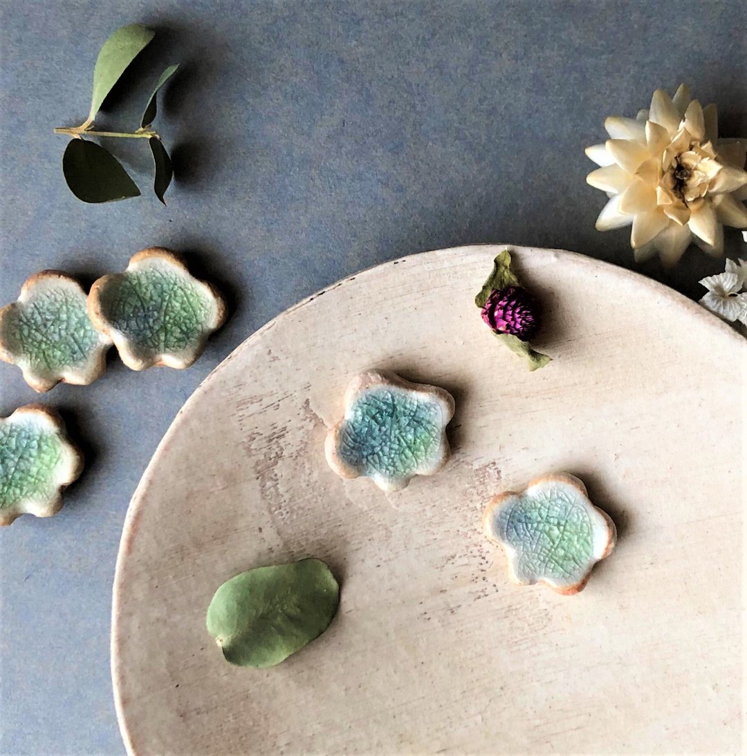 Last one featured new work [Shigaraki ware] Flower pottery pierced earrings traditional craft flower light blue green emerald large Japan - 耳环/耳夹 - 陶 绿色