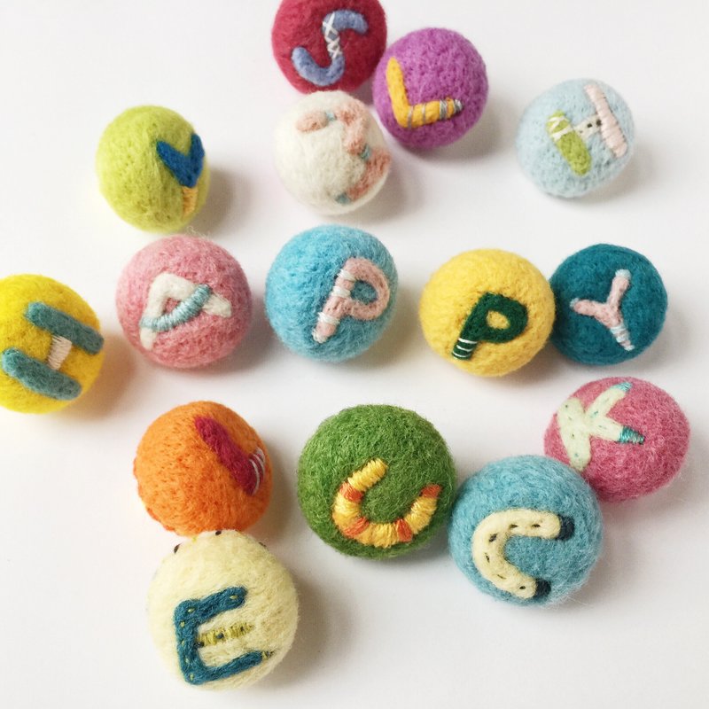 英文字母 羊毛毡别针 - 胸针 - 羊毛 多色