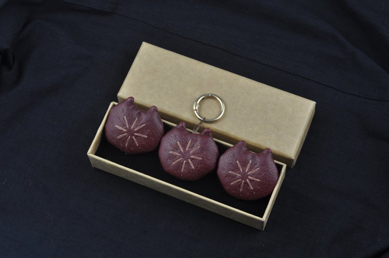 手工刺绣花火猫咪饰品3入 冰箱贴 钥匙扣吊饰 胸针 酒红色 - 吊饰 - 人造皮革 红色