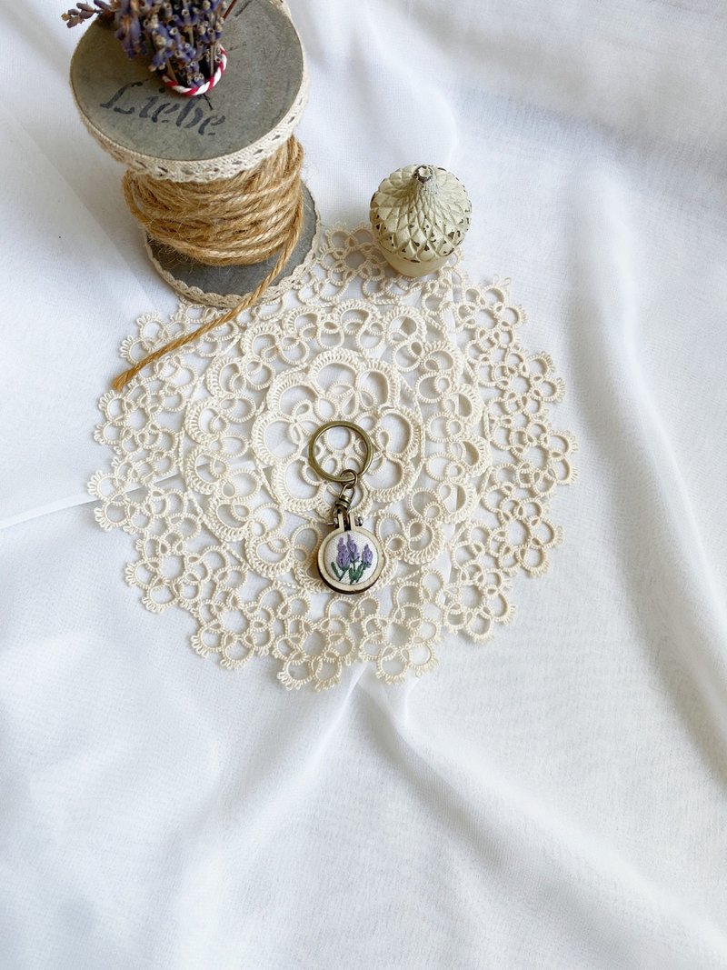 【芳小姐手作】唯美手作 迷你小巧可爱刺绣绣框钥匙圈吊饰 - 钥匙链/钥匙包 - 棉．麻 多色