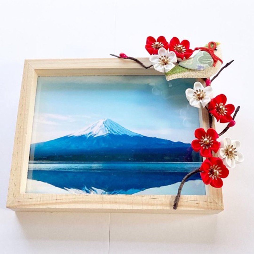 Knob work Photo frame Mt. Fuji Red and white plum Uguisu Interior - 画框/相框 - 丝．绢 红色