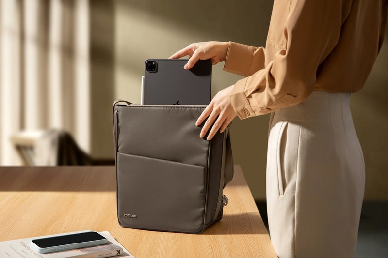 Tomtoc 摩登文艺 摩卡 • iPad 后背斜背两用包 - 后背包/双肩包 - 聚酯纤维 咖啡色