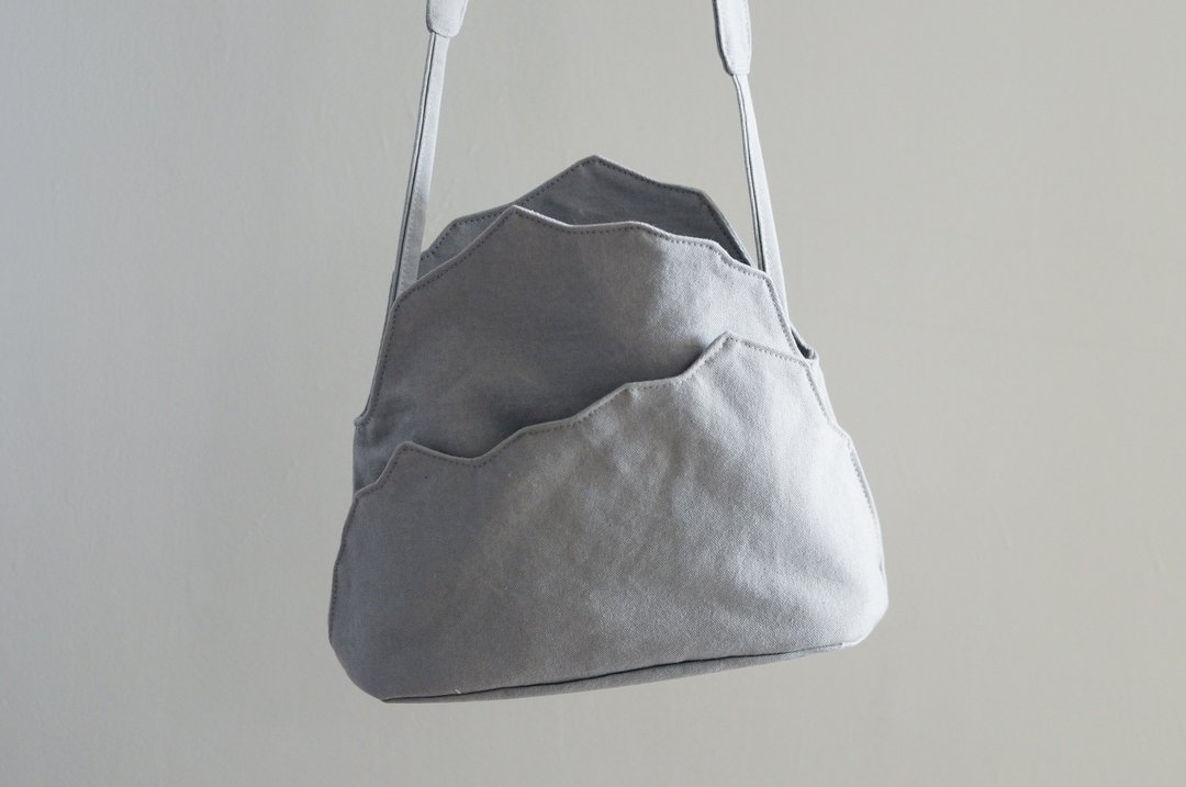 雾白之山 之一 灰色 帆布包 全手作侧背包 山岳造形背袋 YuYueBag - 侧背包/斜挎包 - 棉 白色