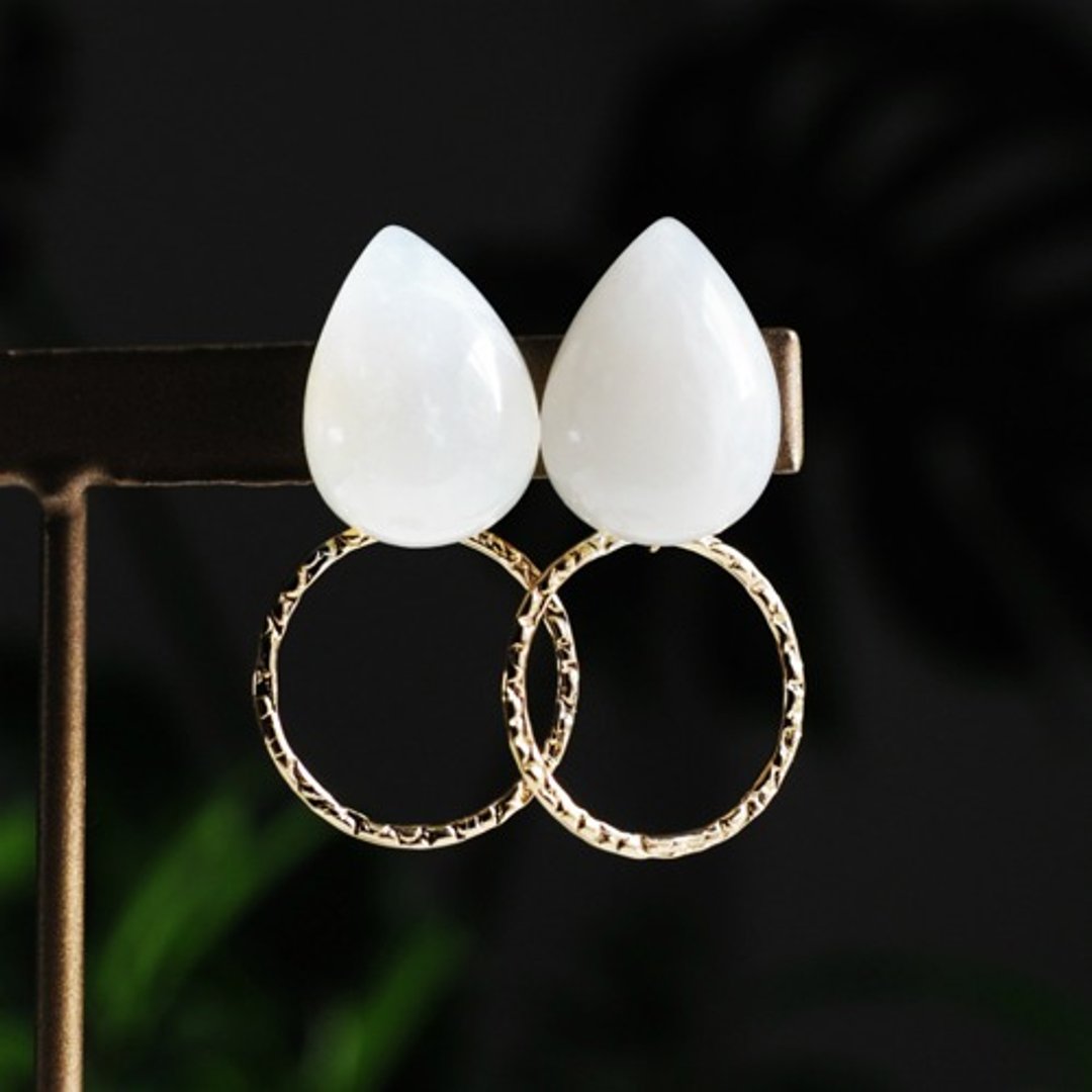 Tanzanian Moonstone Stud Earrings Shirley - 耳环/耳夹 - 宝石 白色