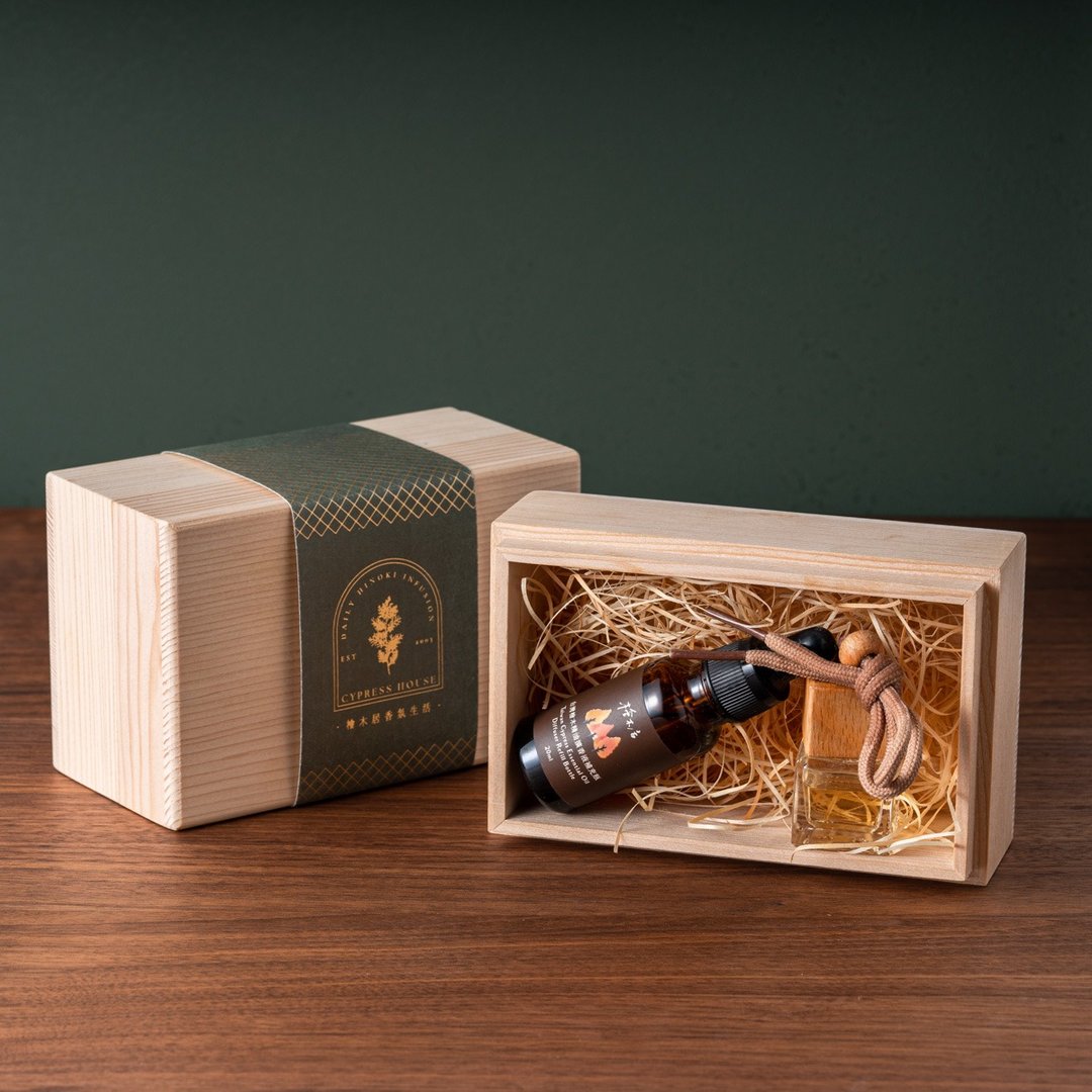 【毕业礼物】台湾桧木精油车用扩香瓶吊饰 8ml + 扩香液补充瓶 (附) - 香薰/精油/线香 - 精油 咖啡色