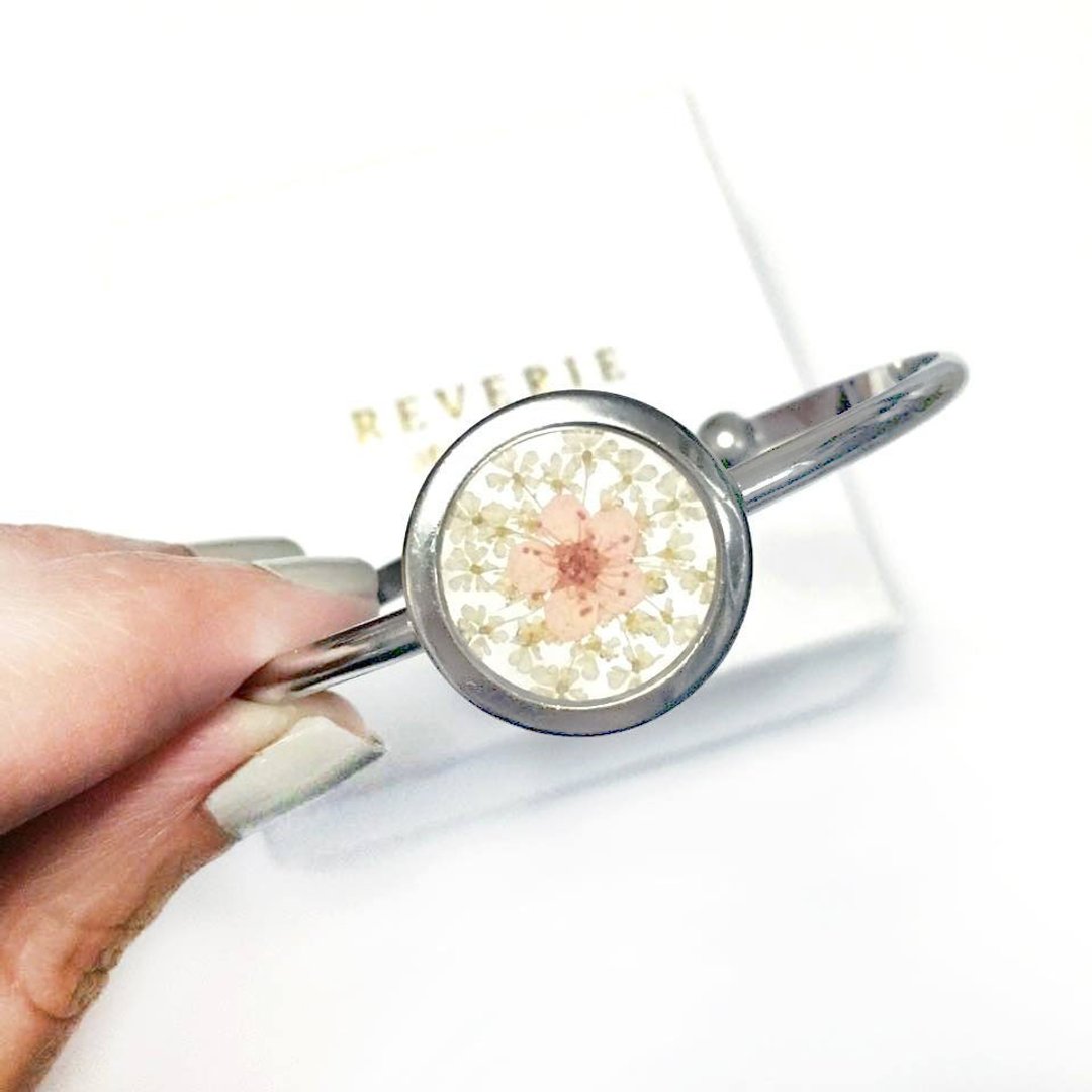 透明押花手镯 (Silver Framed Bangle) - 手链/手环 - 其他金属 粉红色
