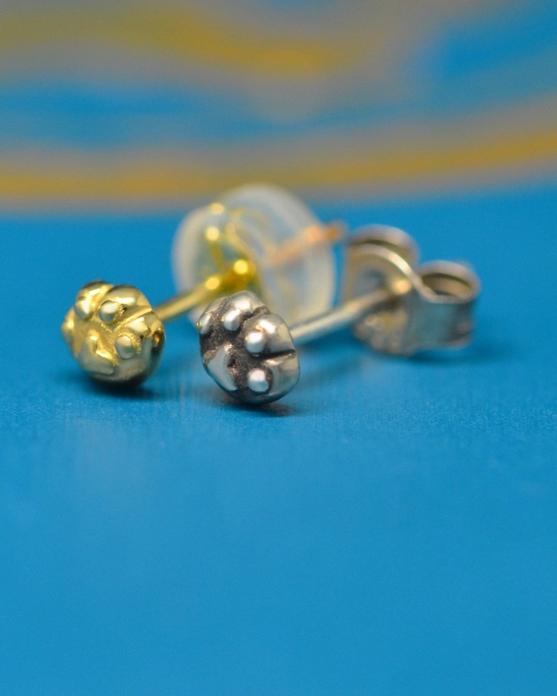 Three-dimensional paws earrings-small / silver925, k18 1 bottle price - 耳环/耳夹 - 其他金属 金色