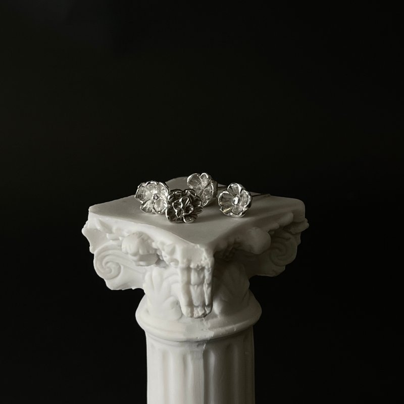 设计师脑中的花朵系列 1 迷你花朵耳针耳环 单耳 手工雕刻 925 银 - 耳环/耳夹 - 纯银 