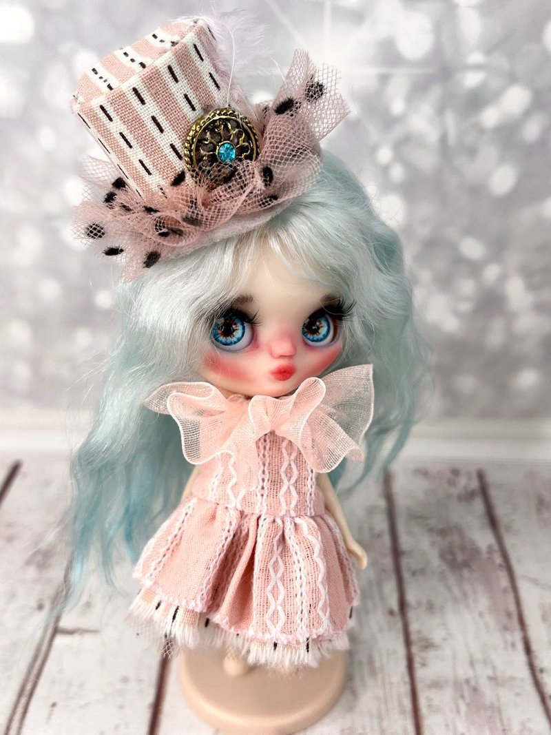 戴着帽子的可爱小娃娃。有着蓝色头发的小布莱斯。 - 玩偶/公仔 - 塑料 粉红色