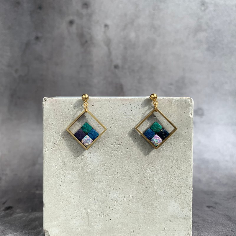 Giftbox - 四色皮革拼接耳环 - 耳环/耳夹 - 真皮 多色