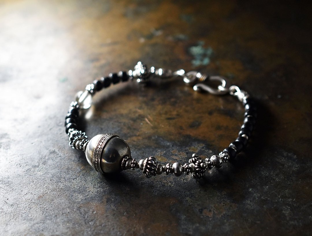Puffy ethnic vintage Silver multicolored Silver, ancient crystal and jet black bead bracelet - 手链/手环 - 玻璃 黑色
