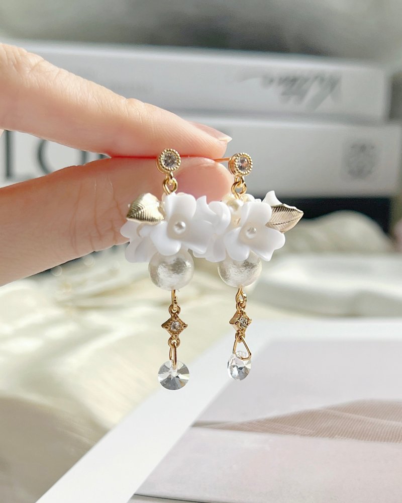 全新婚嫁系列│ 立体白色花配棉花珠+透明Swarovski Crystal耳环 - 耳环/耳夹 - 珍珠 白色