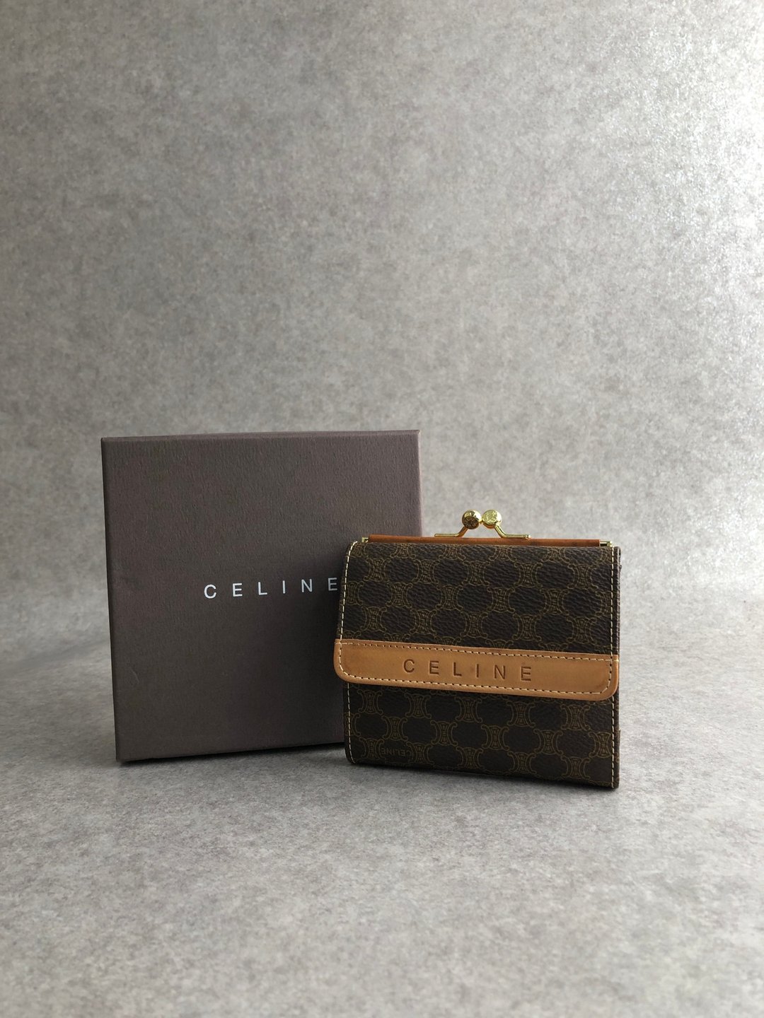 【日本直送 名牌中古包】CELINE 经典马车 LOGO 压纹 PVC 零钱包 咖啡色 复古 二折 vintage za4zcj - 皮夹/钱包 - 防水材质 咖啡色