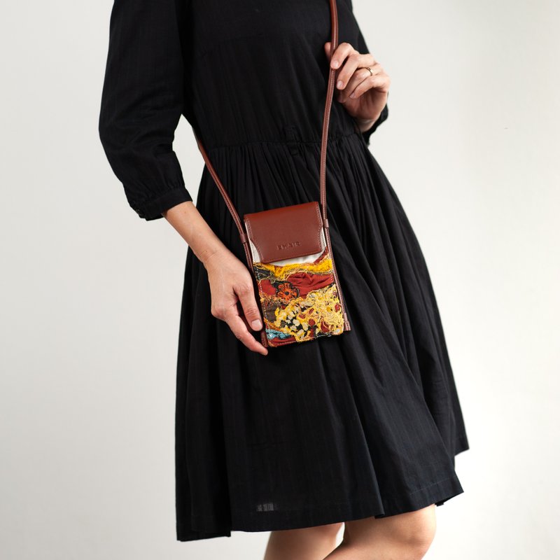 Emair Wildflower No. 6 - 真皮刺绣手机包，独一无二 - 其他 - 真皮 咖啡色