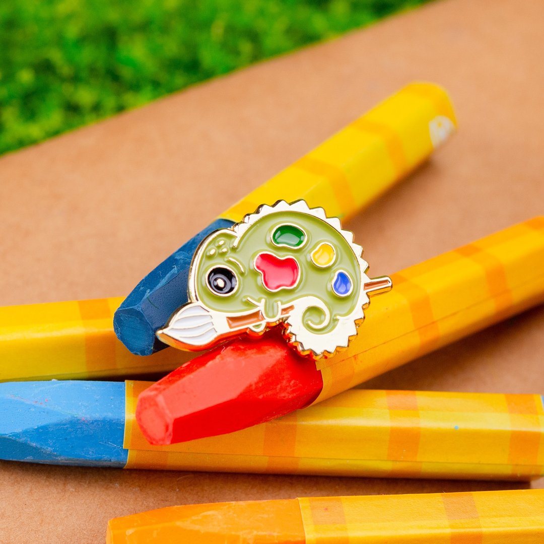 变色龙画家珐琅别针 — 送给艺术家、创作者的礼物 | Chameleon Painter Enamel Pin | カメレオン - 胸针 - 其他金属 绿色