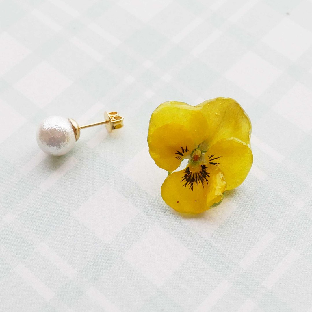 Real Viola and pearl earrings - 耳环/耳夹 - 树脂 黄色