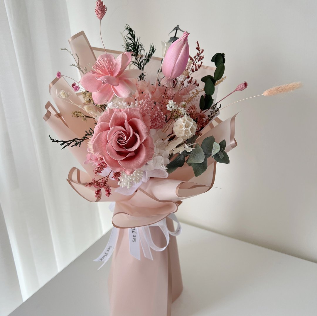 SEE 看见花艺设计 | 永生花 | 玫瑰 |  柔美粉索拉花束 - 干燥花/捧花 - 植物．花 