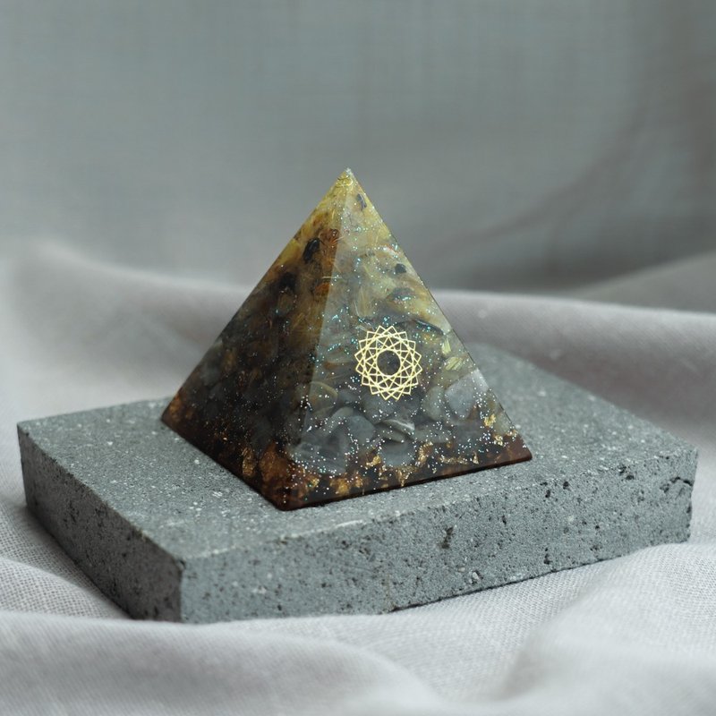 【金发晶、拉长石】奥根水晶能量金字塔Orgonite 6x6 cm - 摆饰 - 水晶 多色