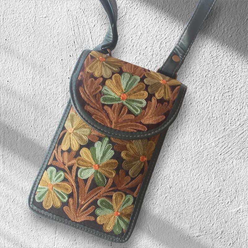 喀什米尔手工真皮刺绣小包-墨绿复古花丛款・可调式背带・磁扣 - 侧背包/斜挎包 - 真皮 绿色