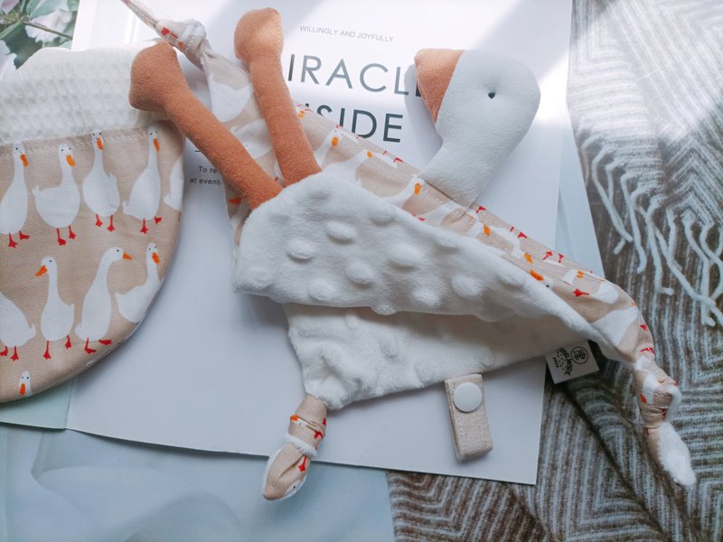 津Handmade 单鸭鸭安抚巾/加手摇铃 - 满月礼盒 - 棉．麻 