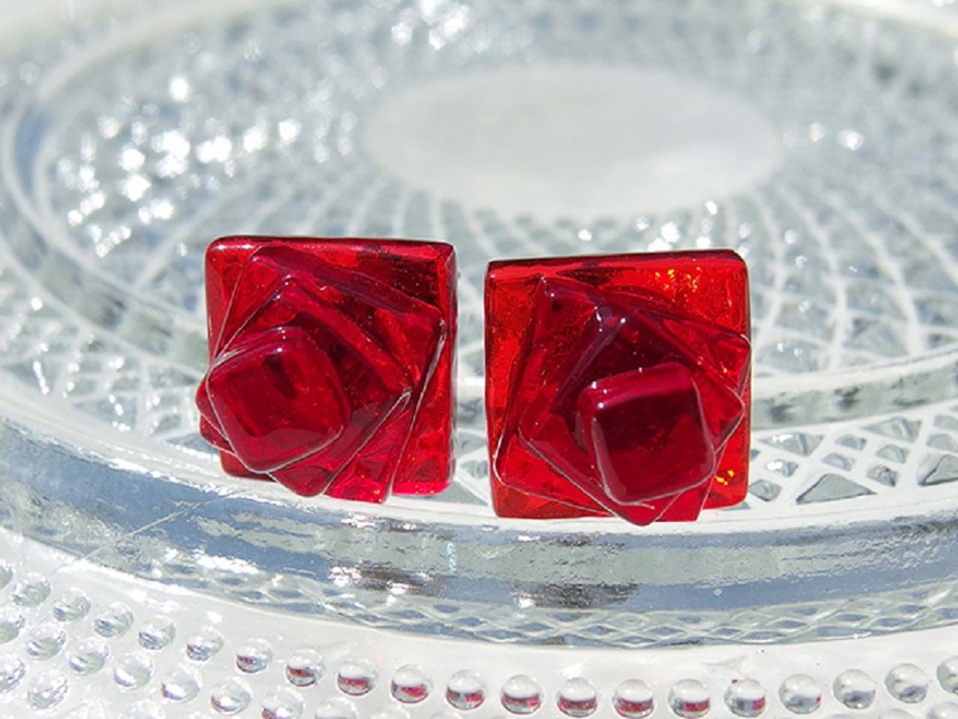 Glass rose (rose [red]) titanium earrings / Clip-On[choice of metal fittings] [made-to-order] - 耳环/耳夹 - 玻璃 红色