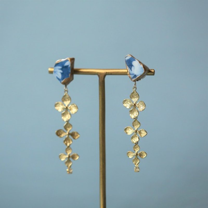 Arita porcelain porcelain piece Flower lover pierced Clip-On / blue porcelain piece, Karen - 耳环/耳夹 - 陶 蓝色