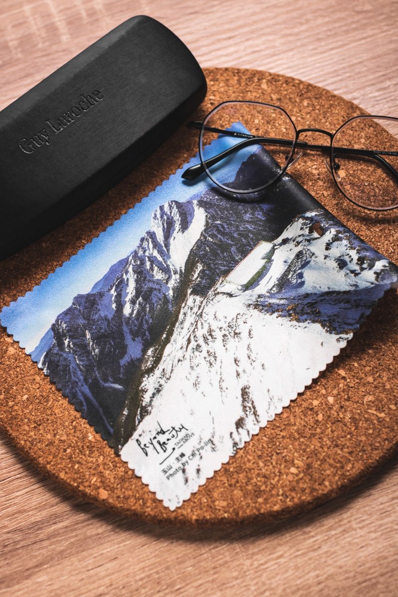 看见 齐柏林基金会 拭镜布 玉山主峰与北峰 屏幕擦拭 眼镜布 - 眼镜盒/眼镜布 - 聚酯纤维 多色