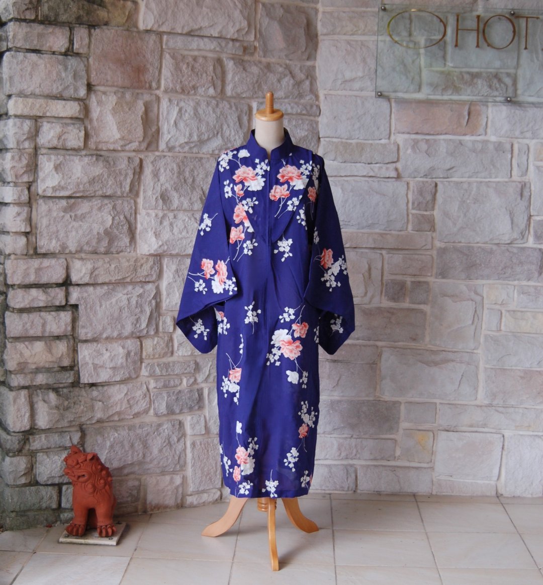 复古经典。底色为花绀，搭配红梅色的花朵。和服袖连衣裙。和服改造。独一无二。正绢丝绸 - 洋装/连衣裙 - 丝．绢 蓝色