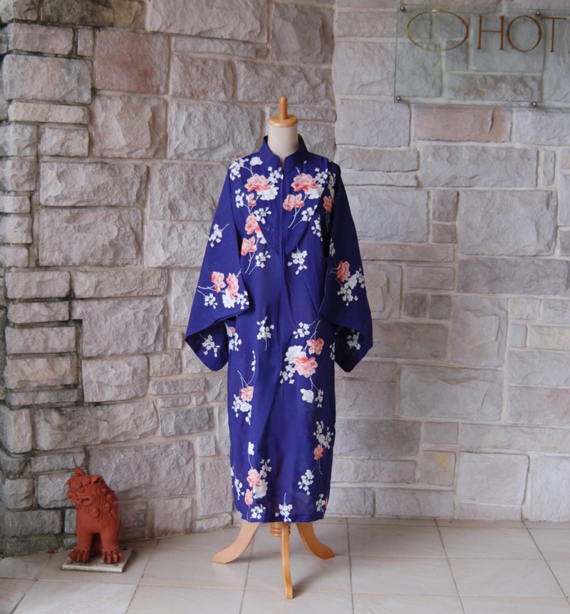 复古经典。底色为花绀，搭配红梅色的花朵。和服袖连衣裙。和服改造。独一无二。正绢丝绸 - 洋装/连衣裙 - 丝．绢 蓝色