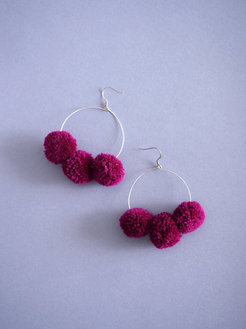 Berry pom pom earrings / Purple fur ball earrings - 耳环/耳夹 - 绣线 紫色