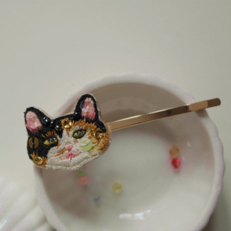 Qy's cats  玳瑁白色猫 手工刺绣发夹 发卡发饰 礼物 - 发饰 - 绣线 金色