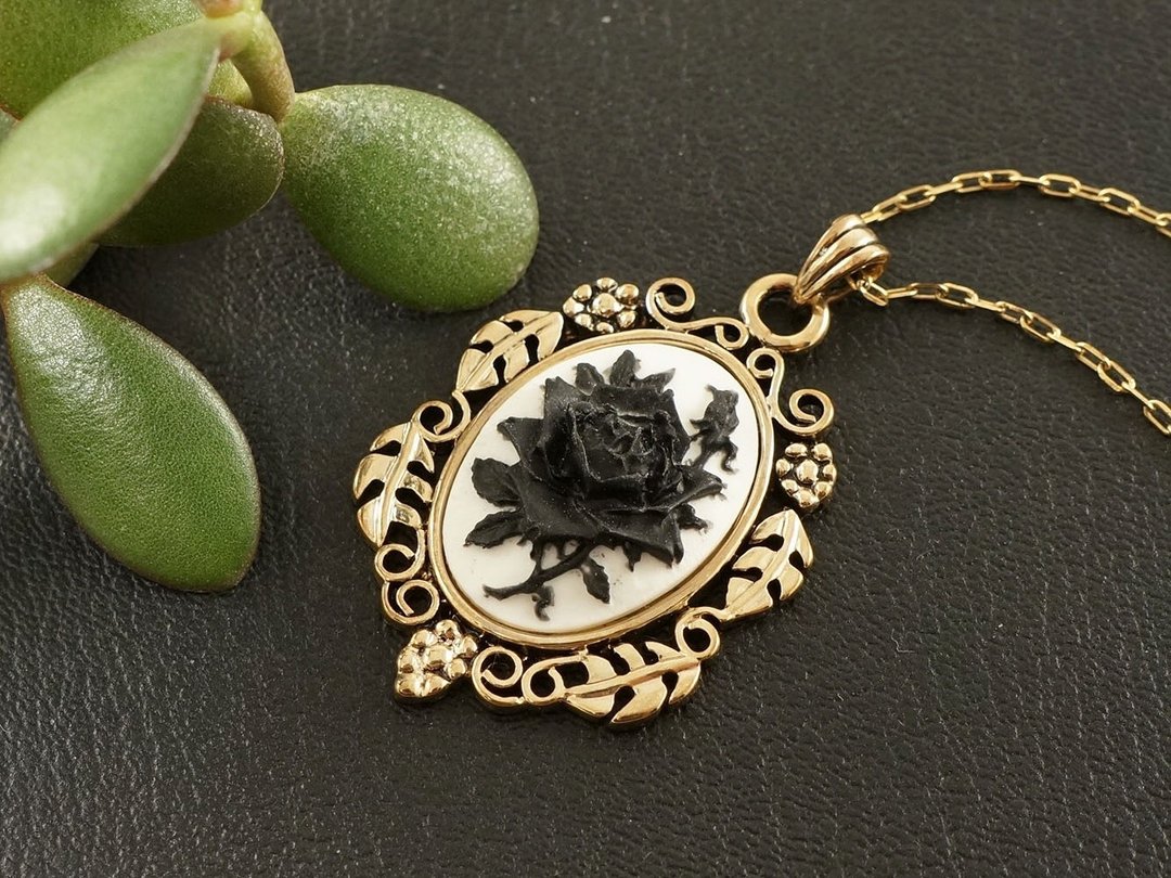 Black Rose Flower Cameo Black and White Golden Pendant Necklace Woman Jewelry - 项链 - 其他材质 黑色