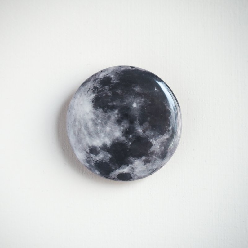 嘿 把月球带上吧  | 3.2  与 4.4 cm | 星球系列 - 徽章/别针 - 塑料 黑色