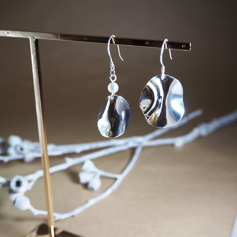 【母亲节礼盒】pearl wave earring_珍珠波浪耳环 生日礼物 - 耳环/耳夹 - 银 银色