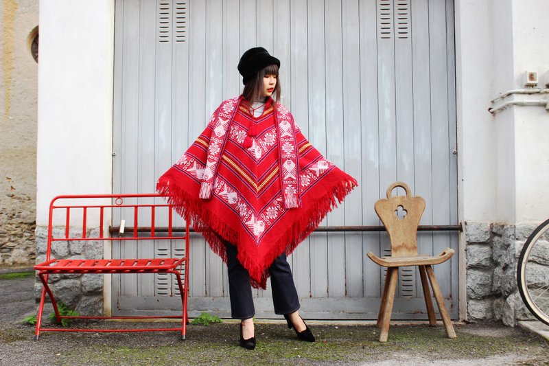 F3066[Vintage斗篷]红色条纹白鱼织纹领口绑带流苏边斗篷(圣诞交换礼物推荐好物) - 女装休闲/机能外套 - 棉．麻 红色