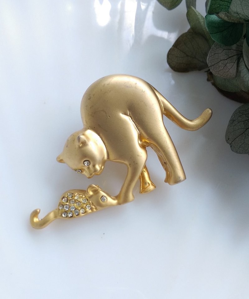 Vintage Jewelry 西洋古董饰品 金色调 哑光 猫咪抓老鼠 别针 - 徽章/别针 - 其他金属 金色