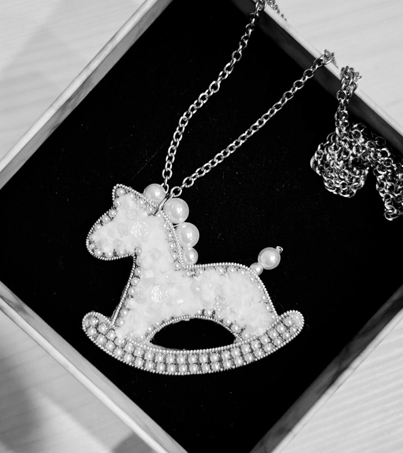 摇摇马造型串珠胸针，白马，赠礼象征生肖 - 胸针 - 其他材质 白色