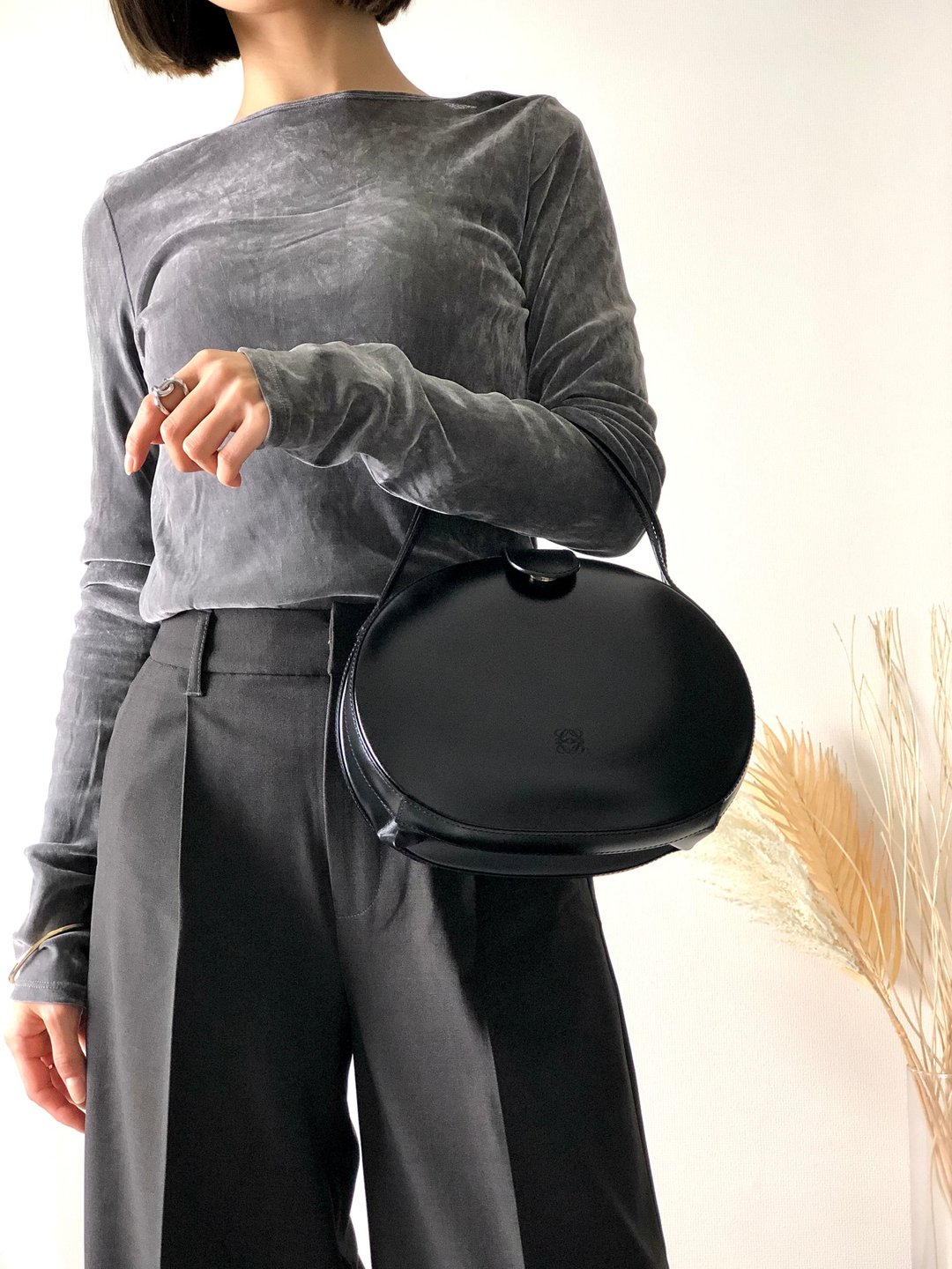 【日本直送，二手包装】LOEWE Anagram Leather Round 2way 肩背包黑复古 buyi2b - 手提包/手提袋 - 真皮 黑色