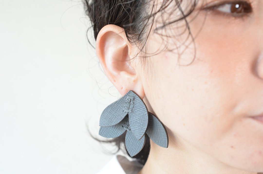 Feather [leather earrings / Clip-On] cement - 耳环/耳夹 - 真皮 灰色